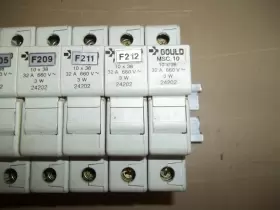 Msc.10 Gould Shawmut Fuse Blocks Qty 11 On Din Rail #2