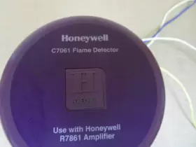 C7061a1012 Honeywell C7061 Flame Detector 120vac R7861 #2