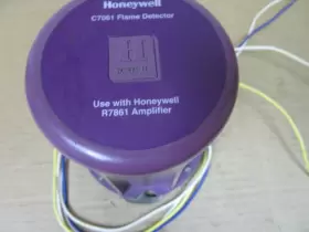 C7061a1012 Honeywell C7061 Flame Detector 120vac R7861 #3