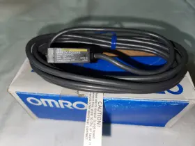 E3v-r2c43s Omron Photoelectric Switch New One E3vr2c43s