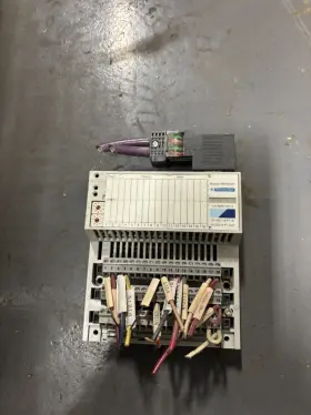 170int11000 Schneider Automation 170adm37010 I/o Base With Adapter Used